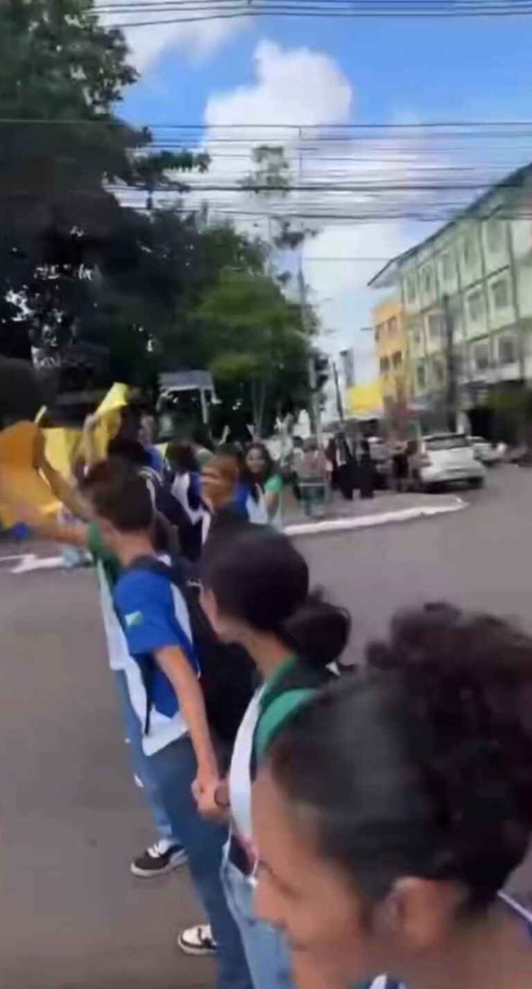 Alunos da escola protestam contra afastamento de gestora no Centro