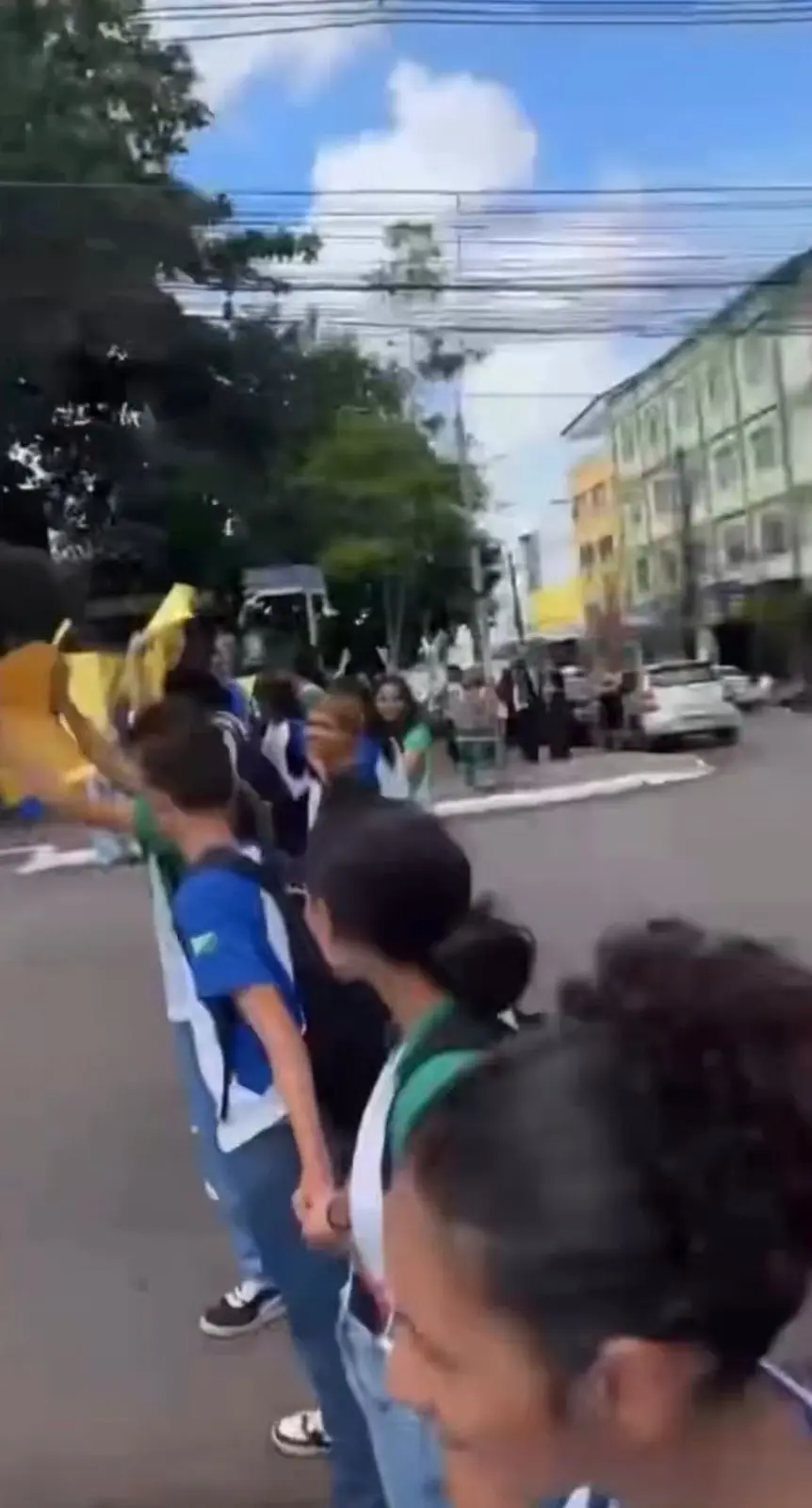 Alunos de escola protestam contra afastamento de gestora no Centro