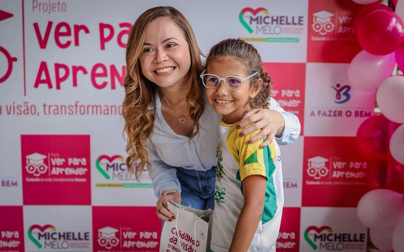 Ação da deputada Michelle Melo beneficia 80 alunos com entrega óculos na capital