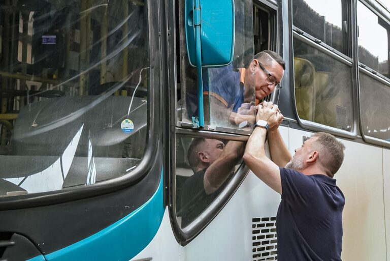 Alysson acompanha retomada dos ônibus no terminal: "Não merecem"