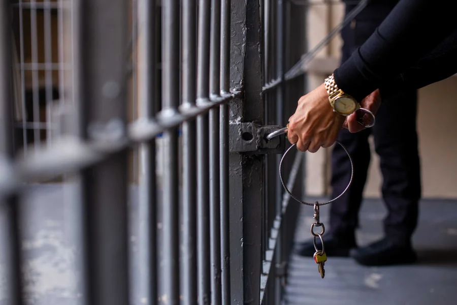 Uma inspeção de rotina na Penitenciária Dr. Manoel Martins Lisboa Júnior, em Muriaé (MG), revelou um cenário de barbárie nesta quinta-feira (02/04). Policiais penais encontraram partes do corpo de Deyon Moura Santos, de 28 anos, espalhadas pelo corredor da unidade, em frente à cela 9. O crime, ocorrido originalmente na quarta-feira (01/04), expõe a extrema violência nas alas de convívio.