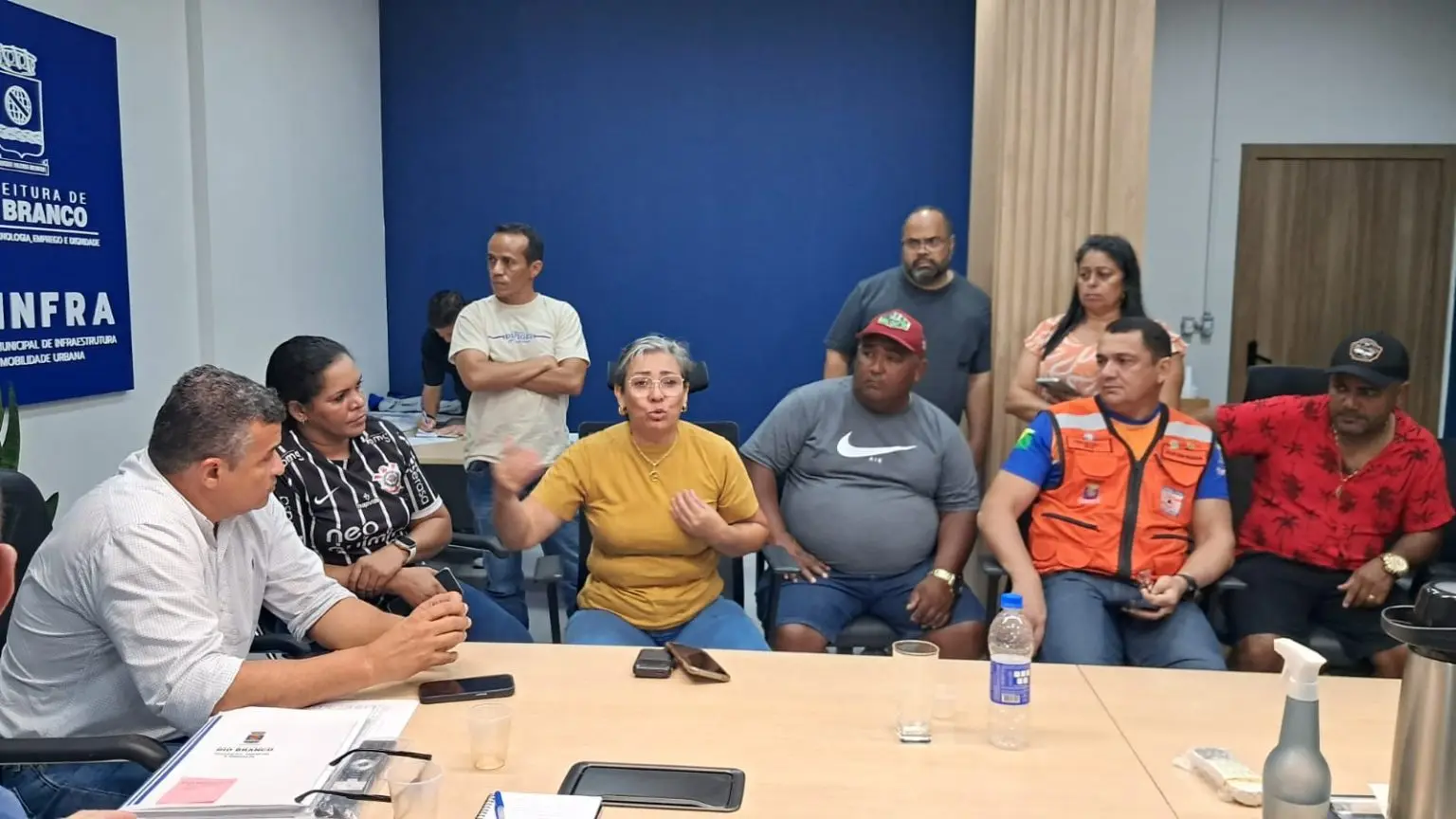 Após chuva forte, prefeitura e moradores discutem soluções para alagamentos