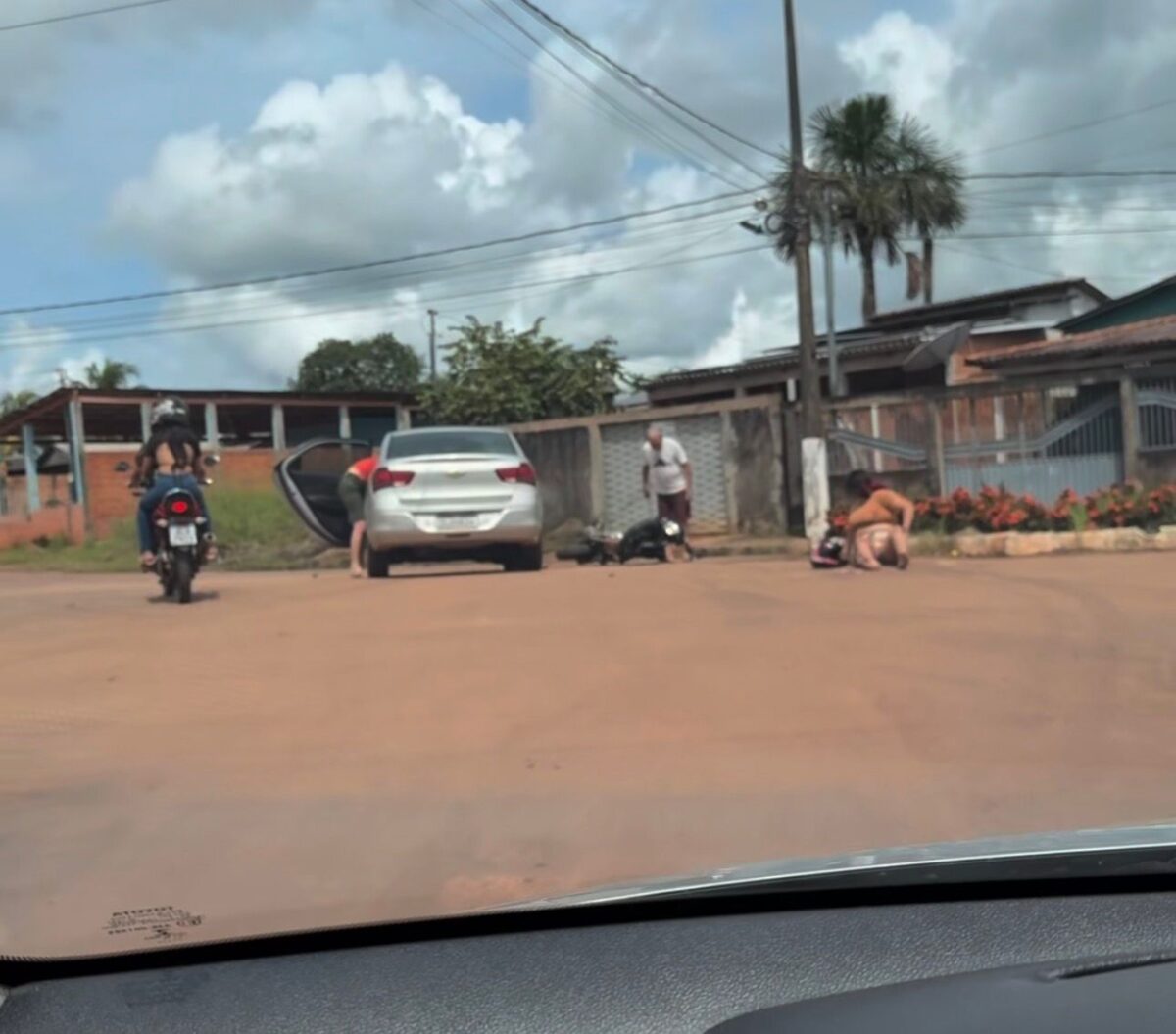 Acidente entre carro e moto deixa mulher ferida no interior do Acre