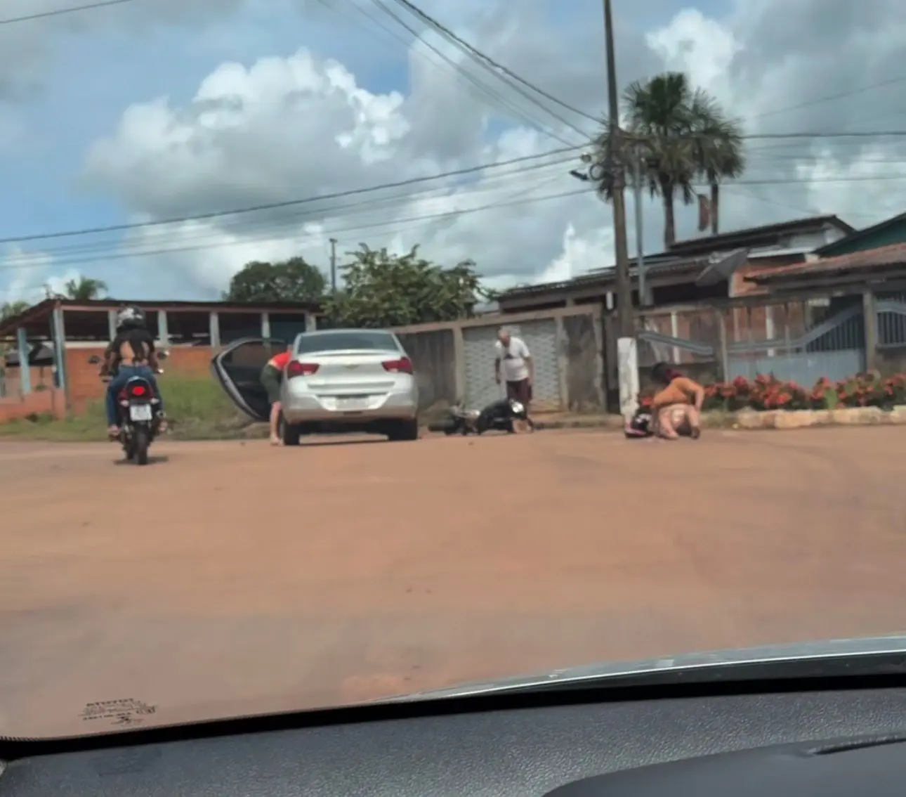 Acidente entre carro e moto deixa mulher ferida no interior do Acre