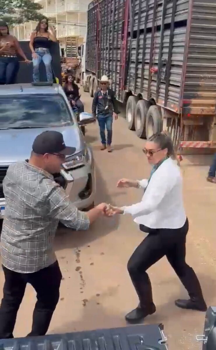 Prefeito Sérgio Lopes celebra abertura do Circuito Country mostrando habilidade na dança