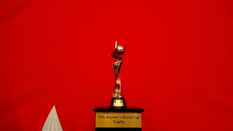 A preparação para a Copa do Mundo Feminina de 2027 entrou em uma fase operacional crucial nesta quarta-feira (15/04). A FIFA apresentou a brochura oficial com os centros de treinamento de nível internacional que servirão de base para as seleções classificadas. O objetivo da entidade é descentralizar o torneio, garantindo que o evento "pertença a todo o Brasil".