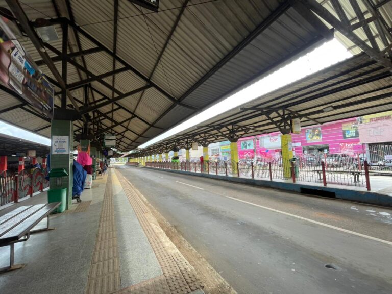 Terminal Urbano fica vazio após paralisação dos motoristas de ônibus