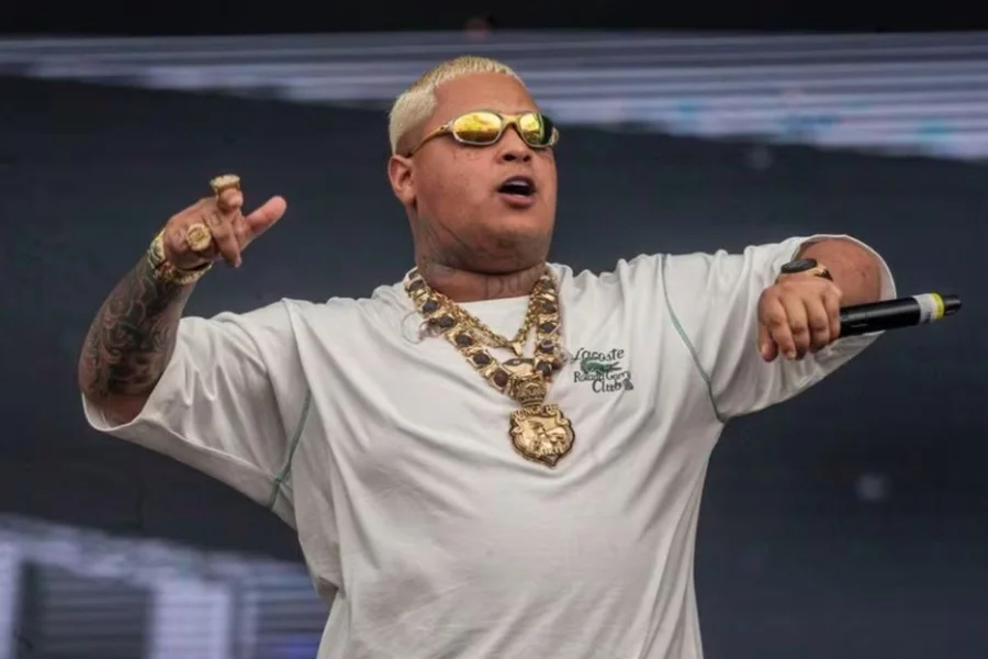 A Operação Narco Fluxo atingiu o coração do funk ostentação nesta quarta-feira (15/04). Segundo a Polícia Federal, o cantor MC Ryan SP não era apenas um dos rostos do esquema, mas o principal beneficiário e líder de uma organização que utilizava gravadoras e empresas de eventos para lavar dinheiro oriundo de atividades ilícitas, com um vínculo estrutural apontado com a facção PCC.