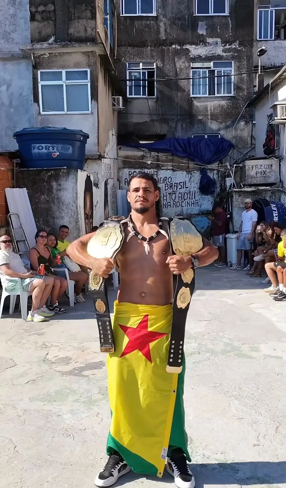 'Índio Acreano' celebra dois cinturões do Shooto no topo da Rocinha