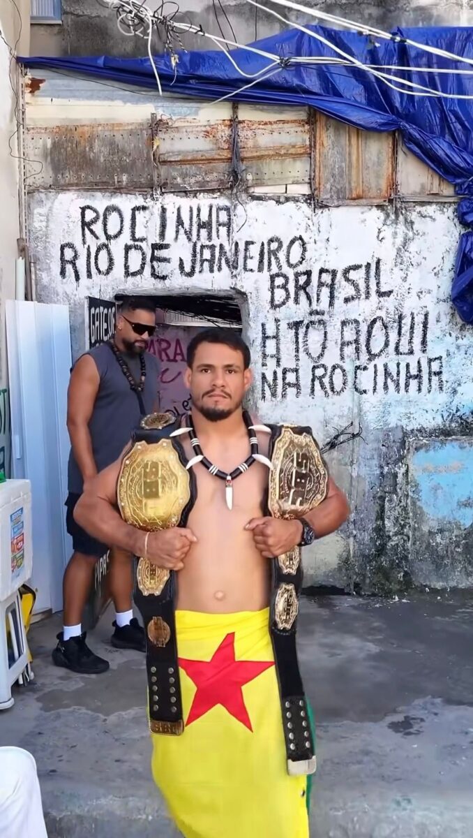 'Índio Acreano' celebra dois cinturões do Shooto no topo da Rocinha