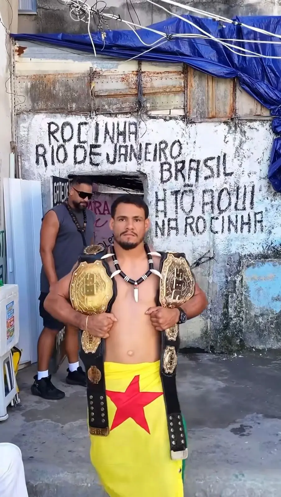 ‘Índio Acreano’ celebra dois cinturões do Shooto no topo da Rocinha