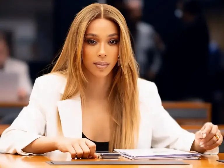 Erika Hilton rebate Flávio Bolsonaro e aponta plano para o Pix