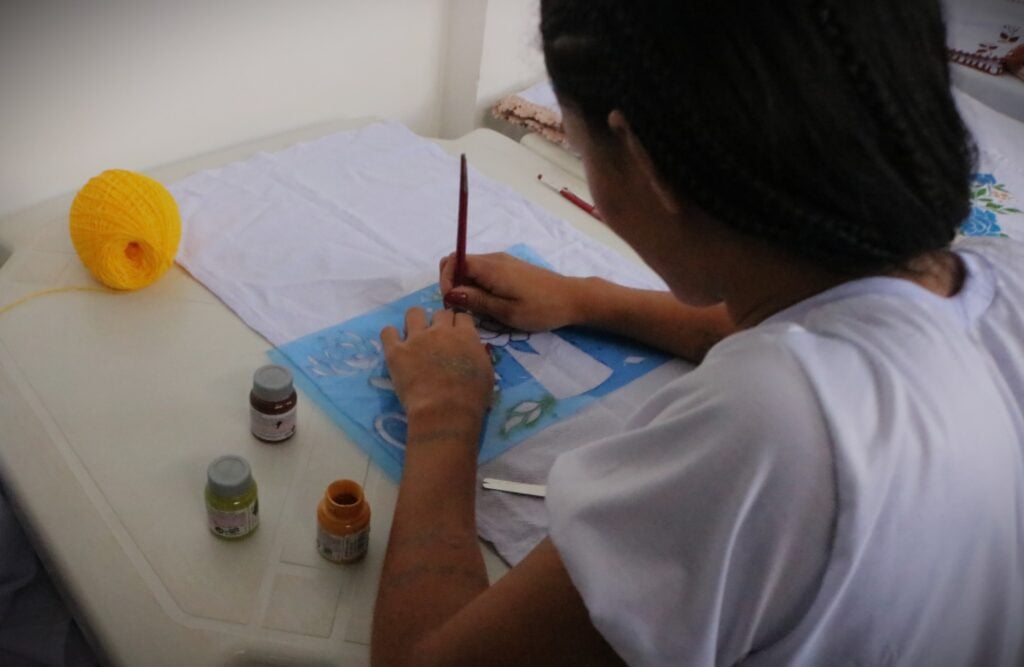 Detentas de Rio Branco expõem artesanato e plantas na Defensoria Pública