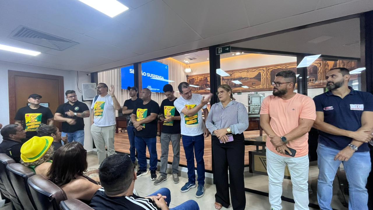 Com atraso no envio de projeto, servidores fazem vigília na Aleac e prometem não sair até chegada