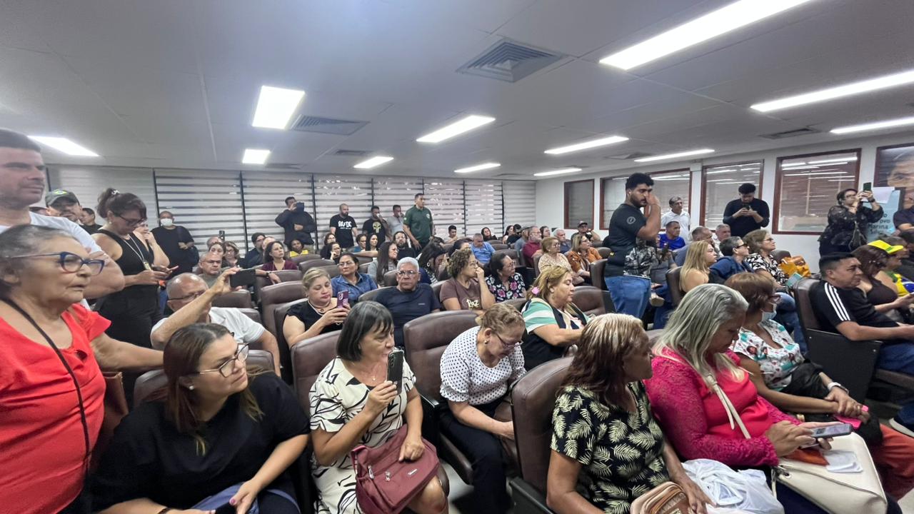 Com atraso no envio de projeto, servidores fazem vigília na Aleac e prometem não sair até chegada