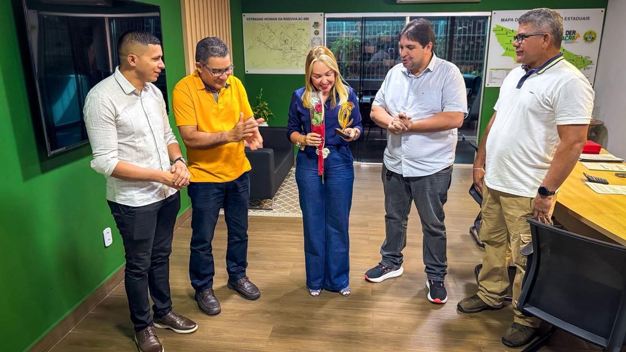 Sula Ximenes recebe título Mulher Destaque Cruzeirense por trabalho no Juruá