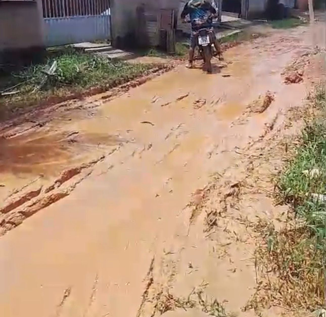 Rua tomada por lama gera revolta e moradores cobram providências em Sena Madureira