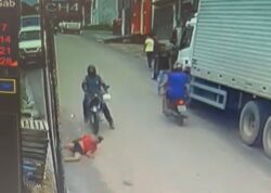 Pedestre é atingido por moto ao atravessar rua repentinamente no interior do Acre