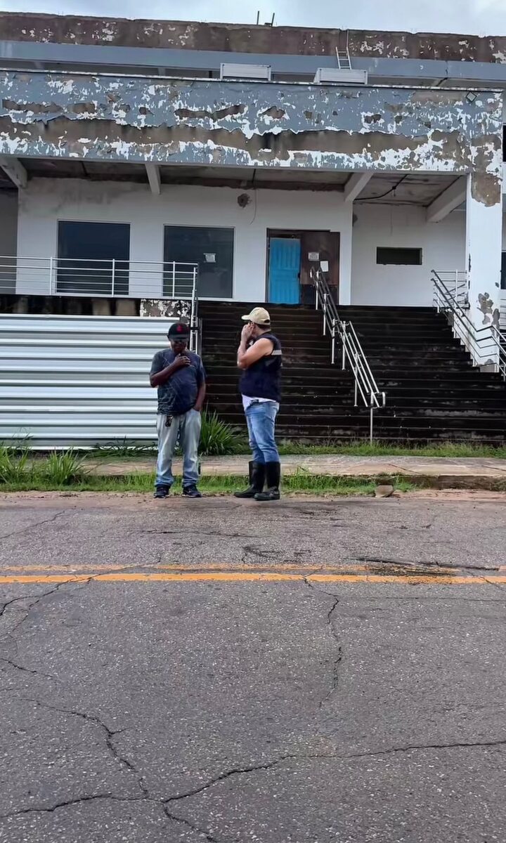 Explodindo nas redes, vídeo expõe Sena abandonada: “quer uma ferrada de cobra?”