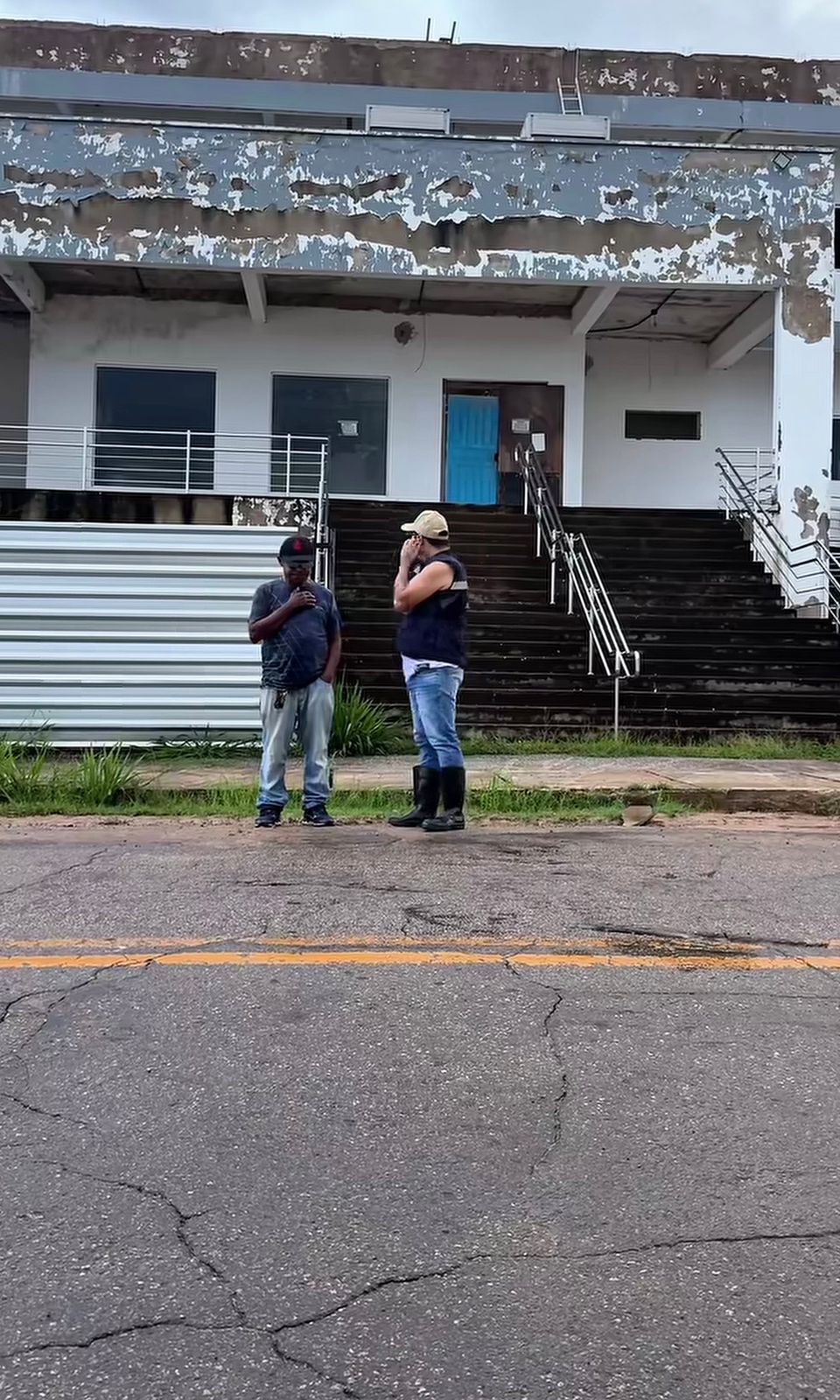 Explodindo nas redes, vídeo expõe Sena abandonada: “quer uma ferrada de cobra?”