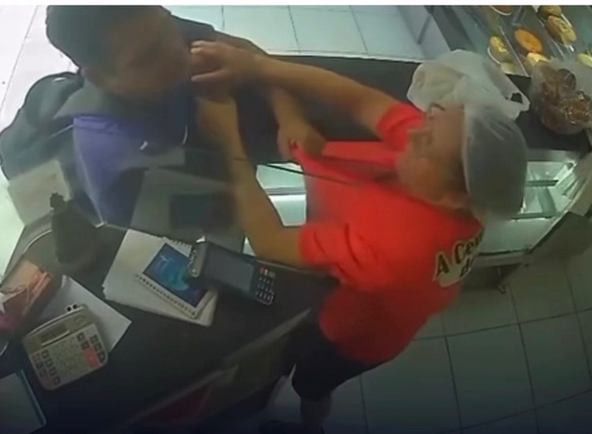 Ação de funcionário impede ataque contra amiga em padaria