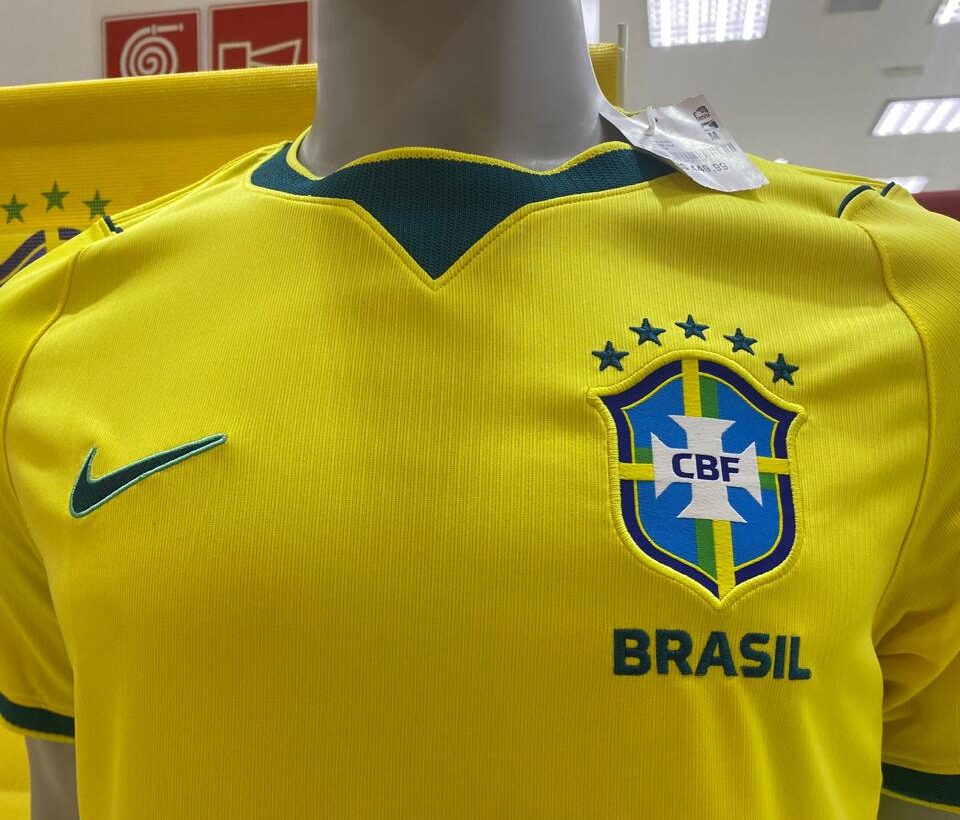 Após polêmica, camisa do "Vai, Brasa" é vista em loja em Rio Branco; saiba valor Após polêmica, camisa do “Vai, Brasa” é vista em loja em Rio Branco; saiba valor