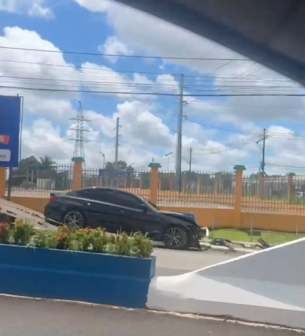 Veja o momento exato em que motorista de BMW perde o controle em Rio Branco