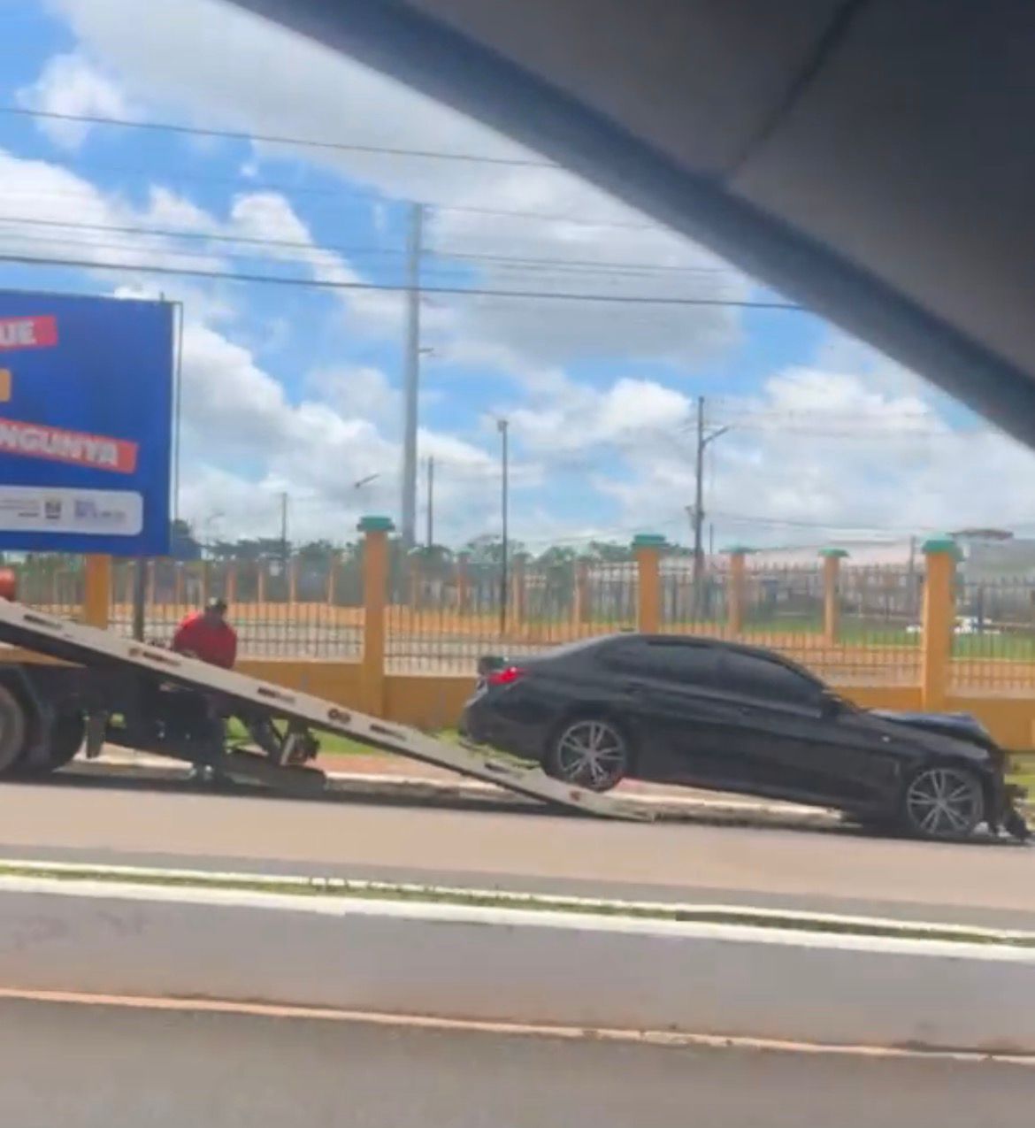 BMW fica com frente destruída após acidente na Avenida Ceará