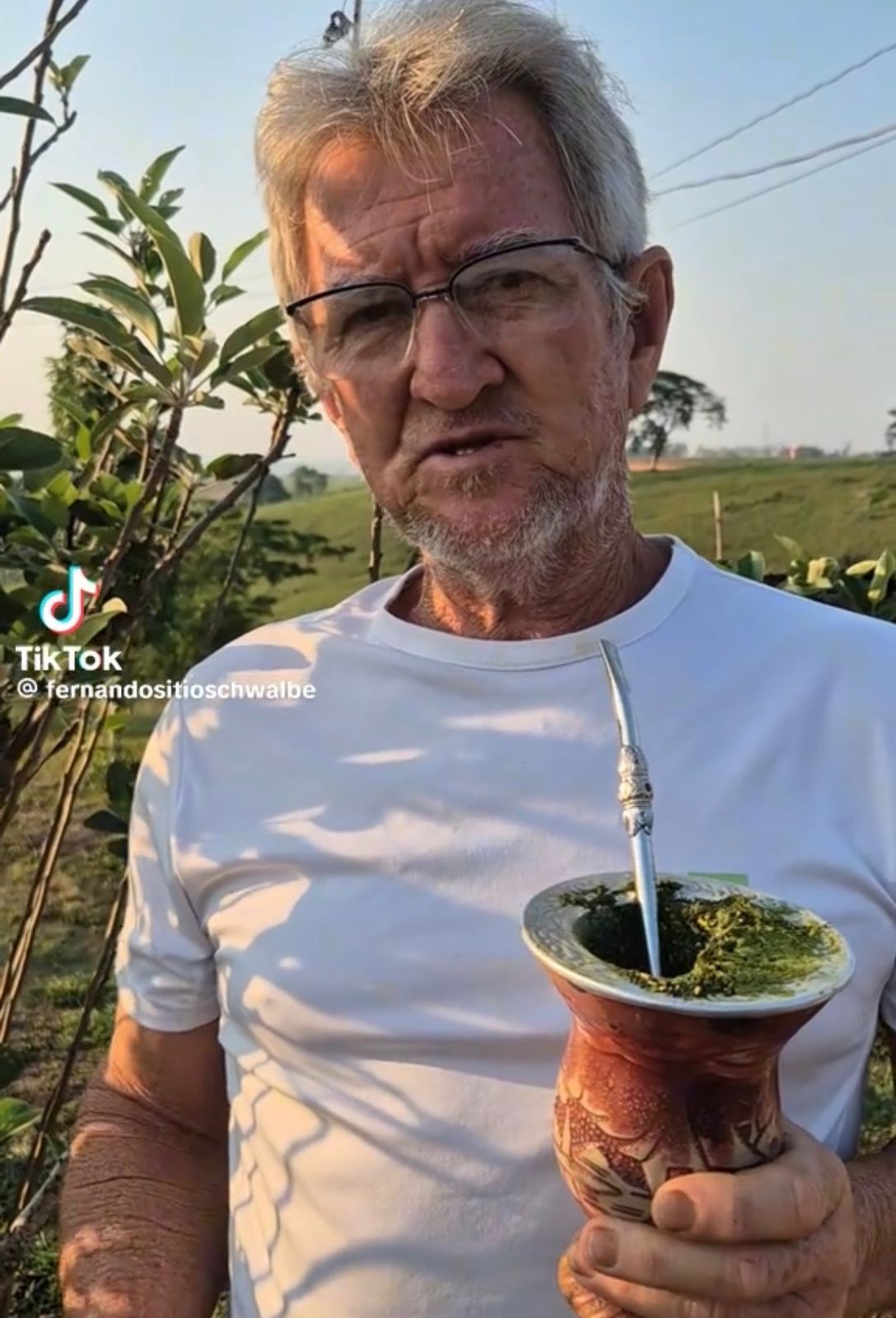 “Terra abençoada”: Agricultor colhe maçãs e surpreende com produção no Acre