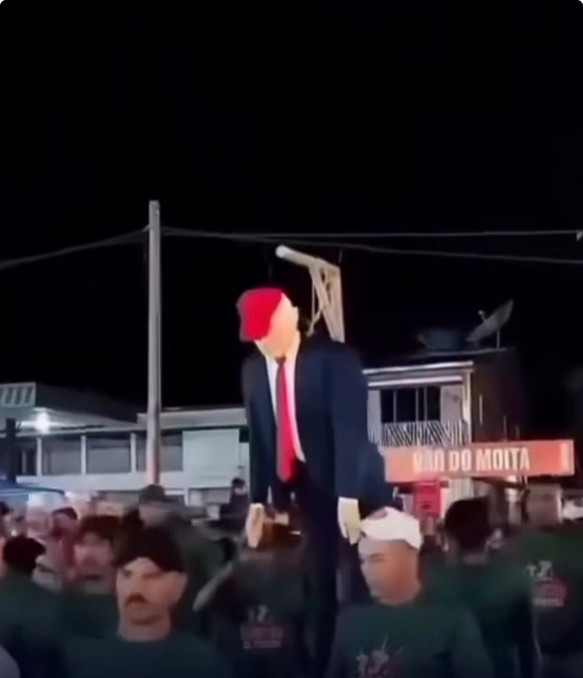 Boneco de Donald Trump é escolhido como "Judas" em festa tradicional no Nordeste