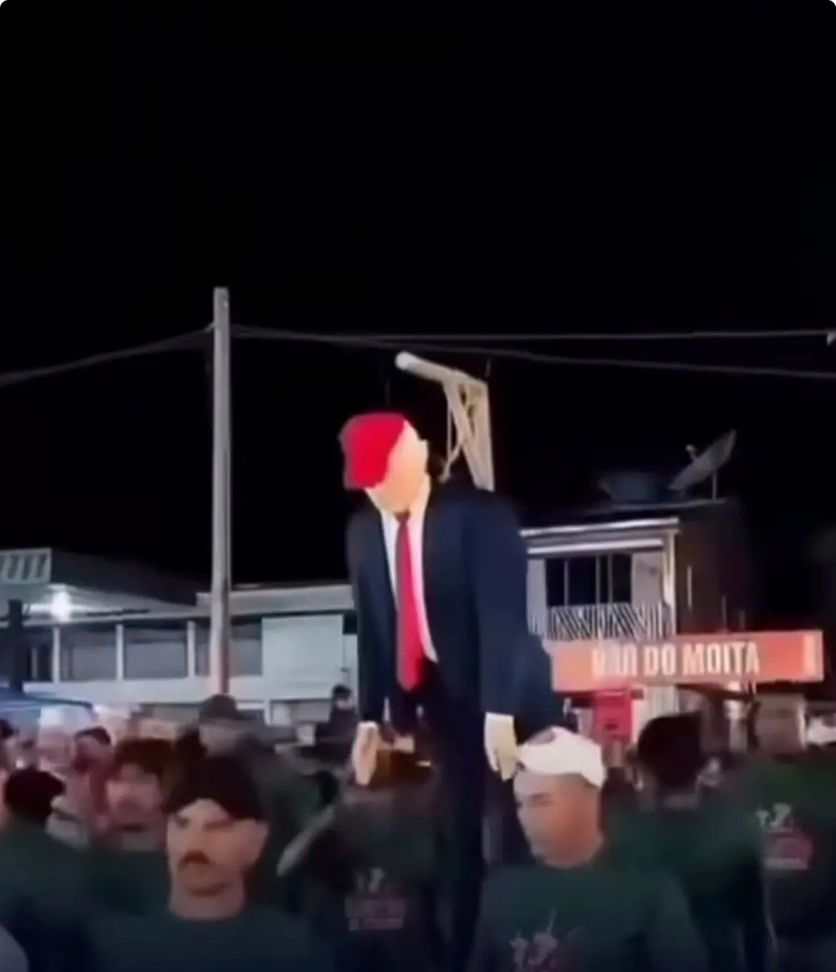 Boneco de Donald Trump é escolhido como "Judas" em festa tradicional no Nordeste