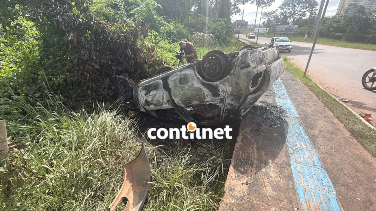 Veículo capota após colisão com poste e é destruído em incêndio