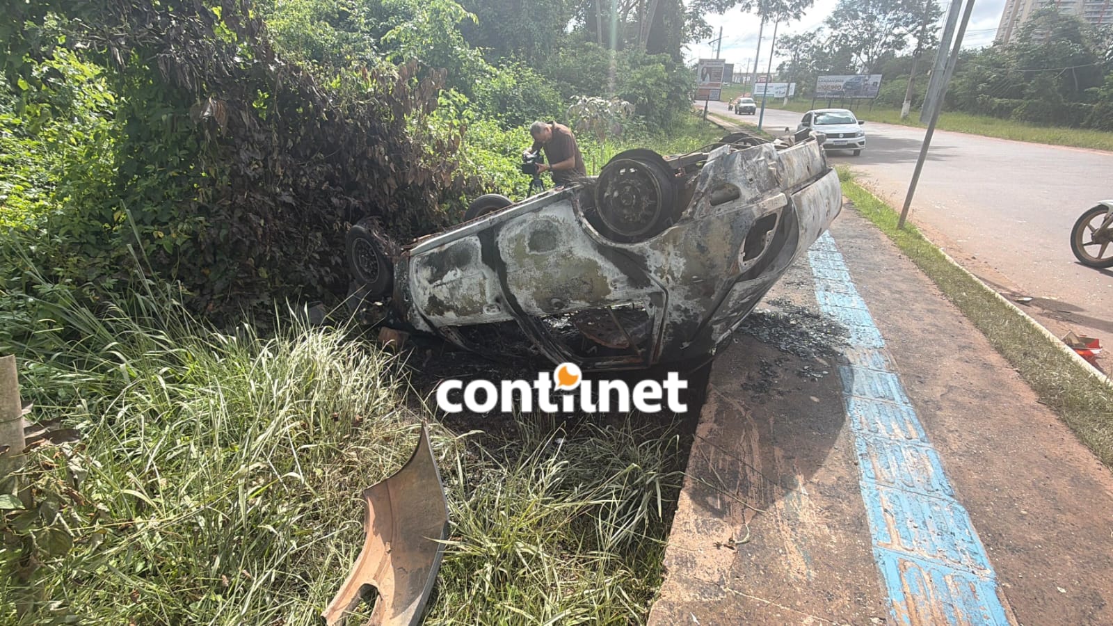 Veículo capota após colisão com poste e é destruído em incêndio