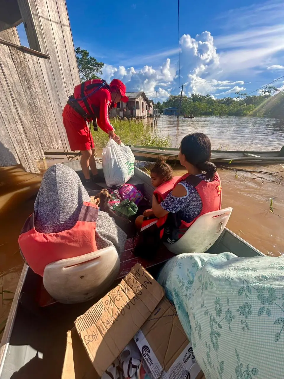 Cheia do Rio Juruá mantém famílias em abrigos e afeta 28 mil pessoas; veja