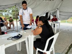 Cruzeiro do Sul atende em tenda após inundação de unidades de saúde pelo Juruá