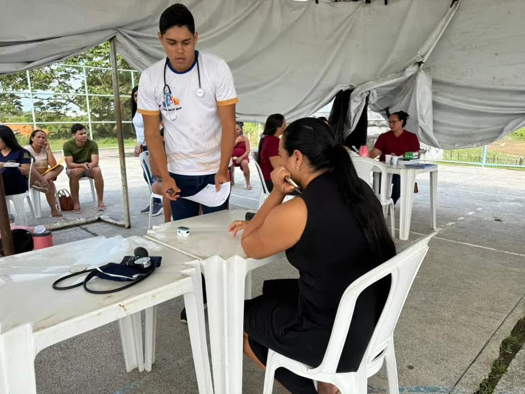 Cruzeiro do Sul atende em tenda após inundação de unidades de saúde pelo Juruá
