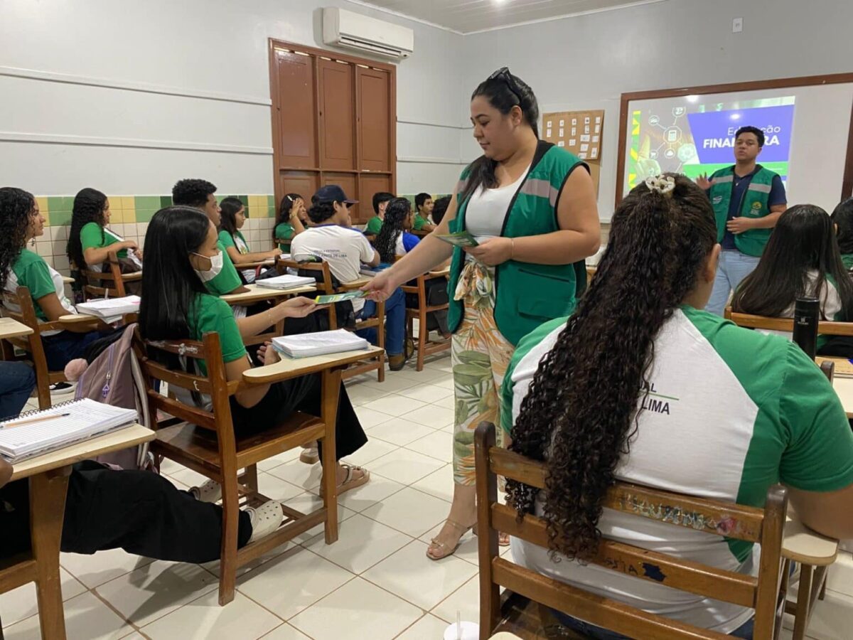 Procon leva educação financeira a estudantes de Feijó e Manoel Urbano