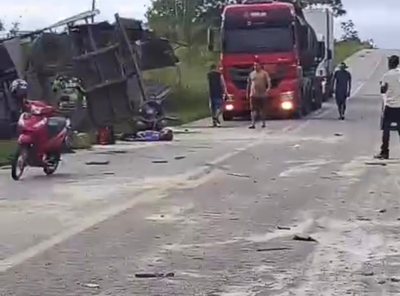 Colisão entre caminhões é registrada na BR-364 entre Sena Madureira e Rio Branco