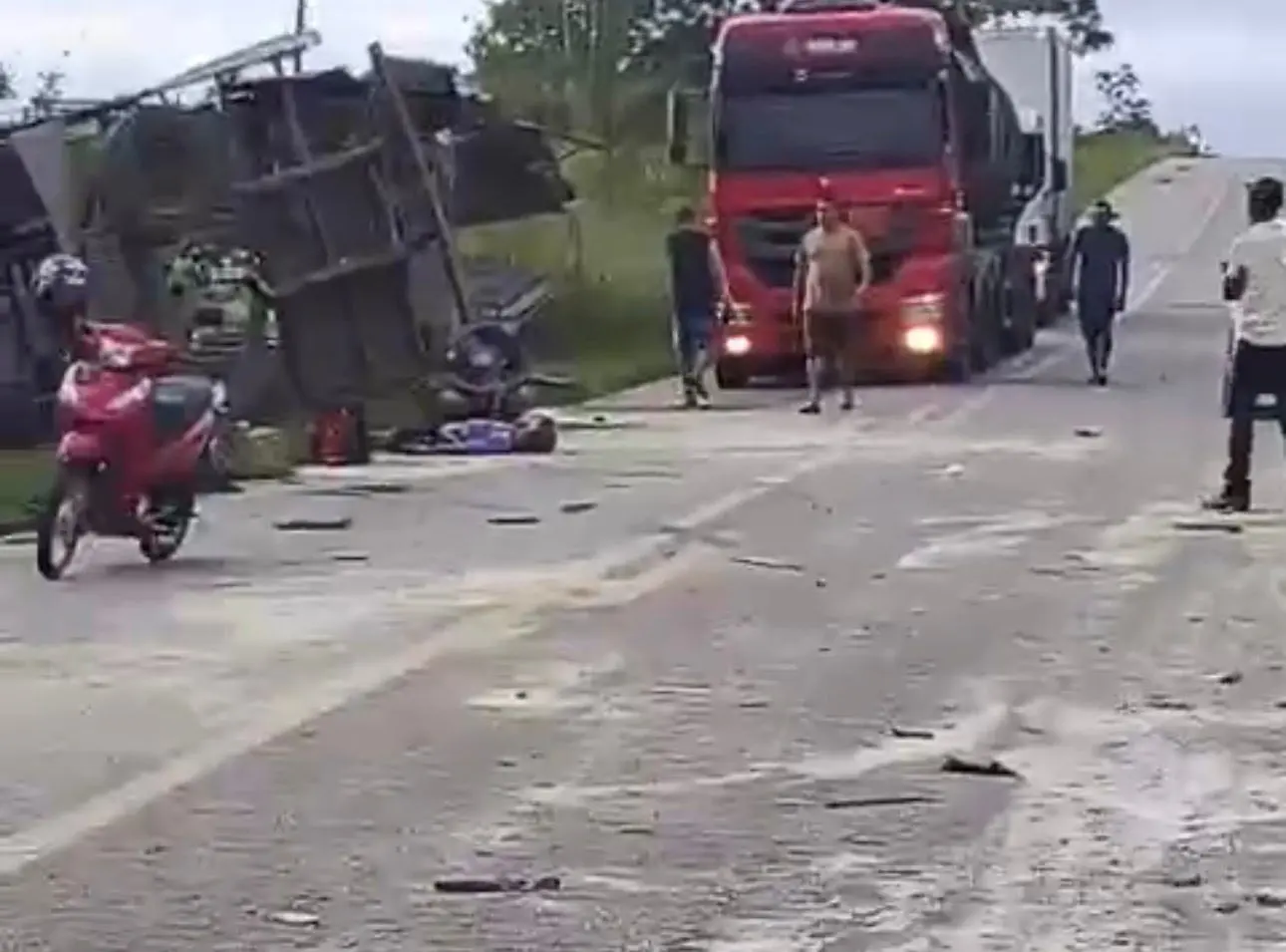 Caminhões colidem na BR-364 e carga de farinha fica espalhada na rodovia