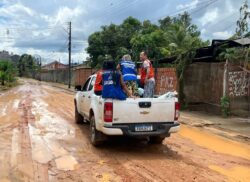 Prefeitura entrega kits de limpeza para famílias atingidas por enxurrada