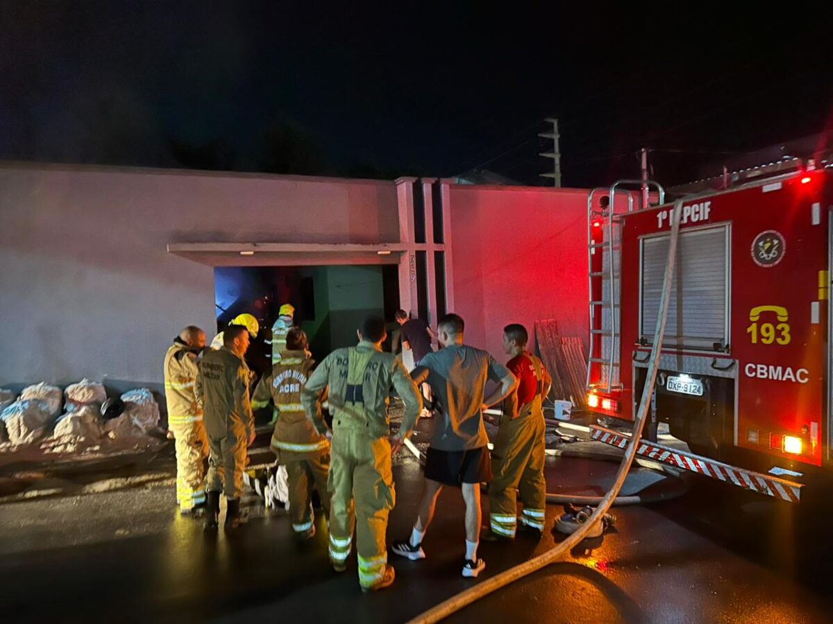 Incêndio destrói casa e mobiliza equipes de emergência em Cruzeiro do Sul