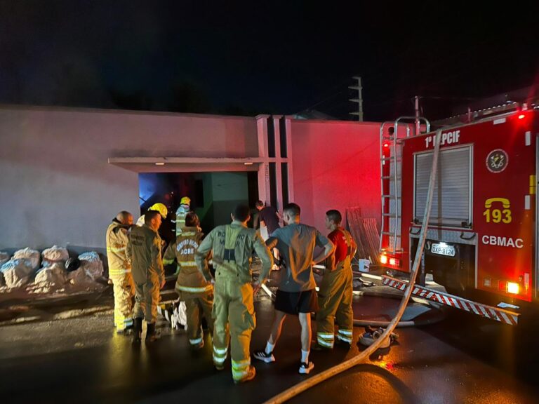 Incêndio destrói casa e mobiliza equipes de emergência em Cruzeiro do Sul