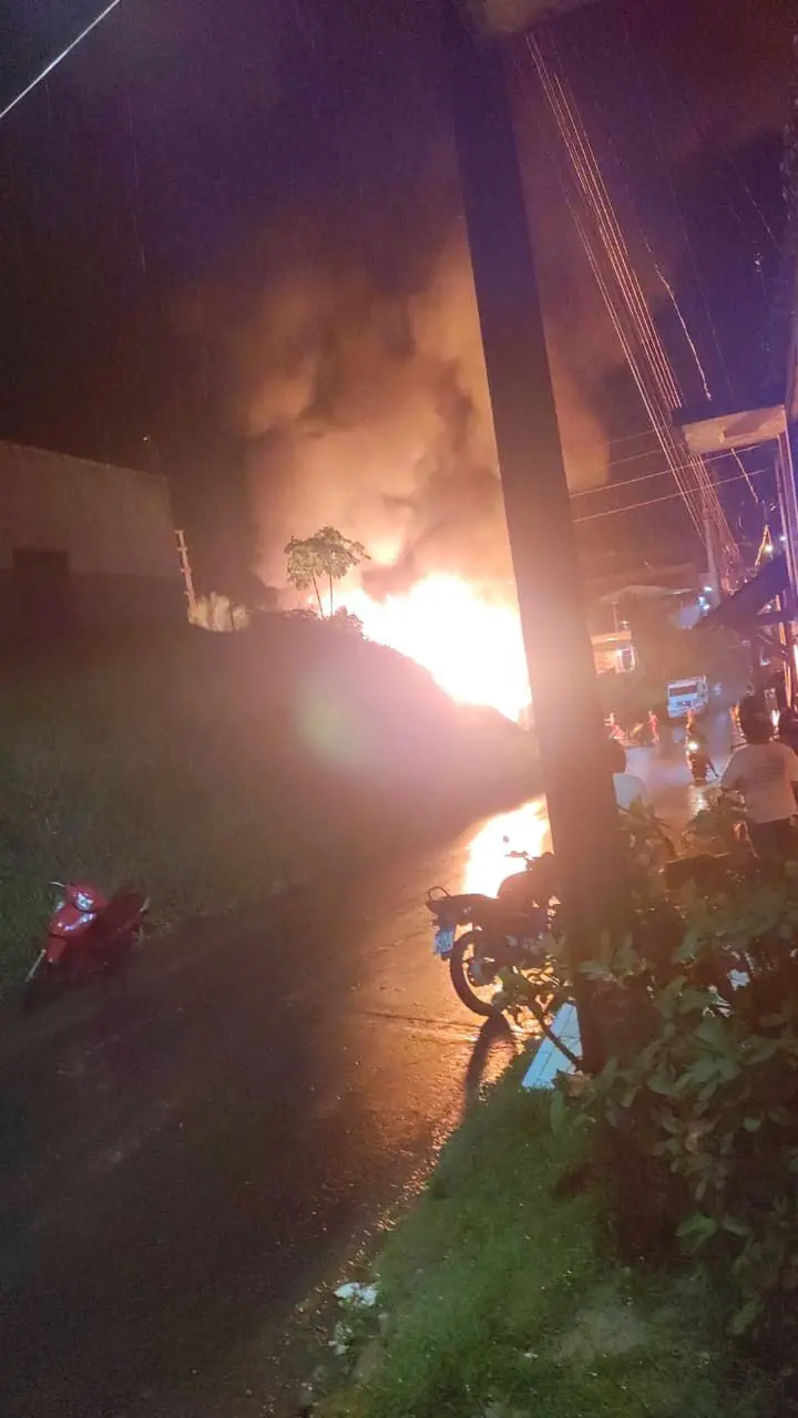 Incêndio destrói casa e mobiliza equipes de emergência em Cruzeiro do Sul