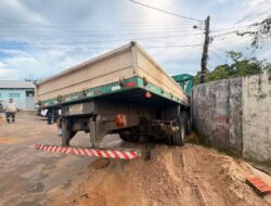 Motorista atropela pedestre, foge e deixa caminhão no local