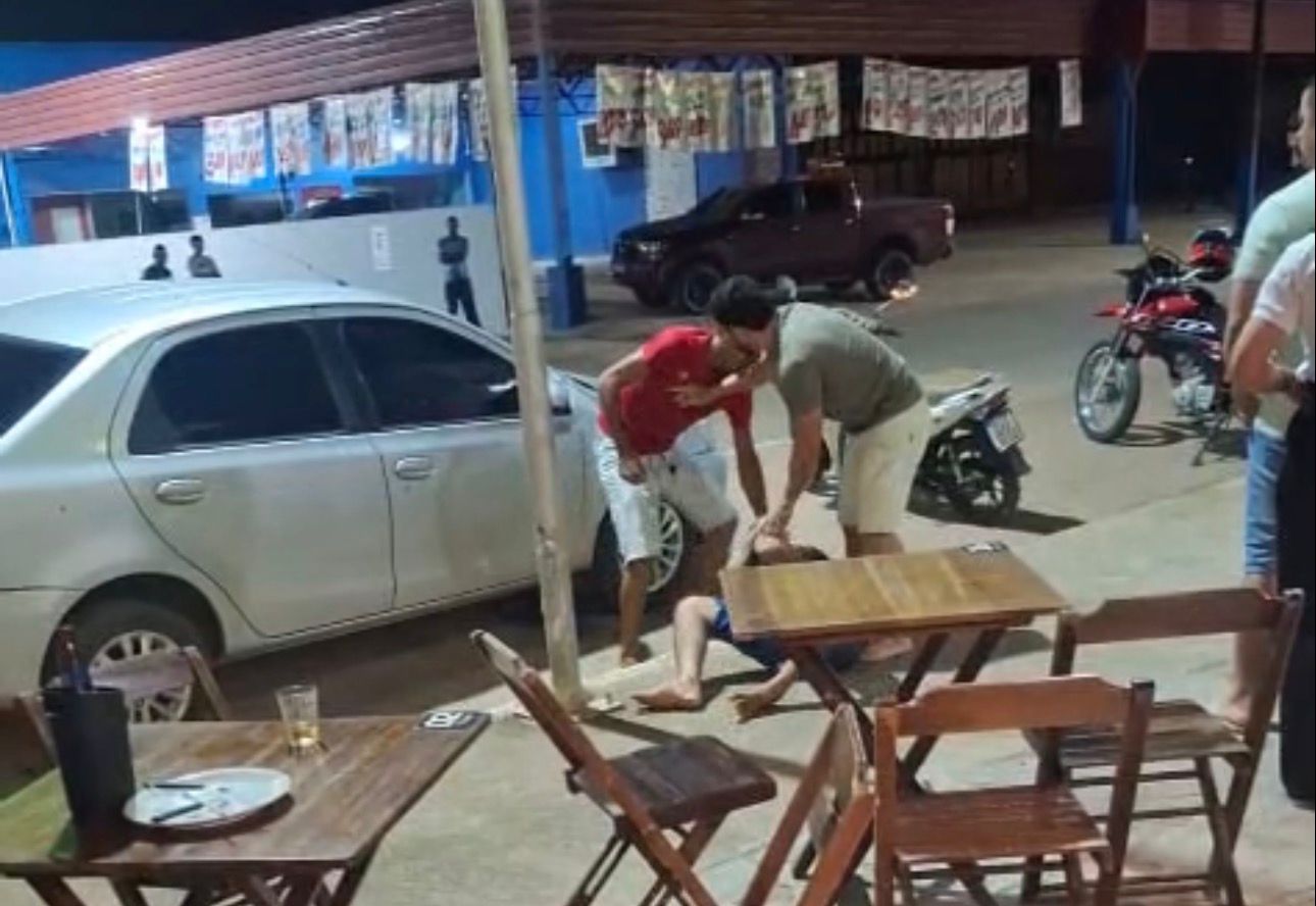 Soco pra todo lado! Briga entre jovens Ă© registrada em estabelecimento no Acre Soco pra todo lado! Briga entre jovens Ă© registrada em estabelecimento no Acre