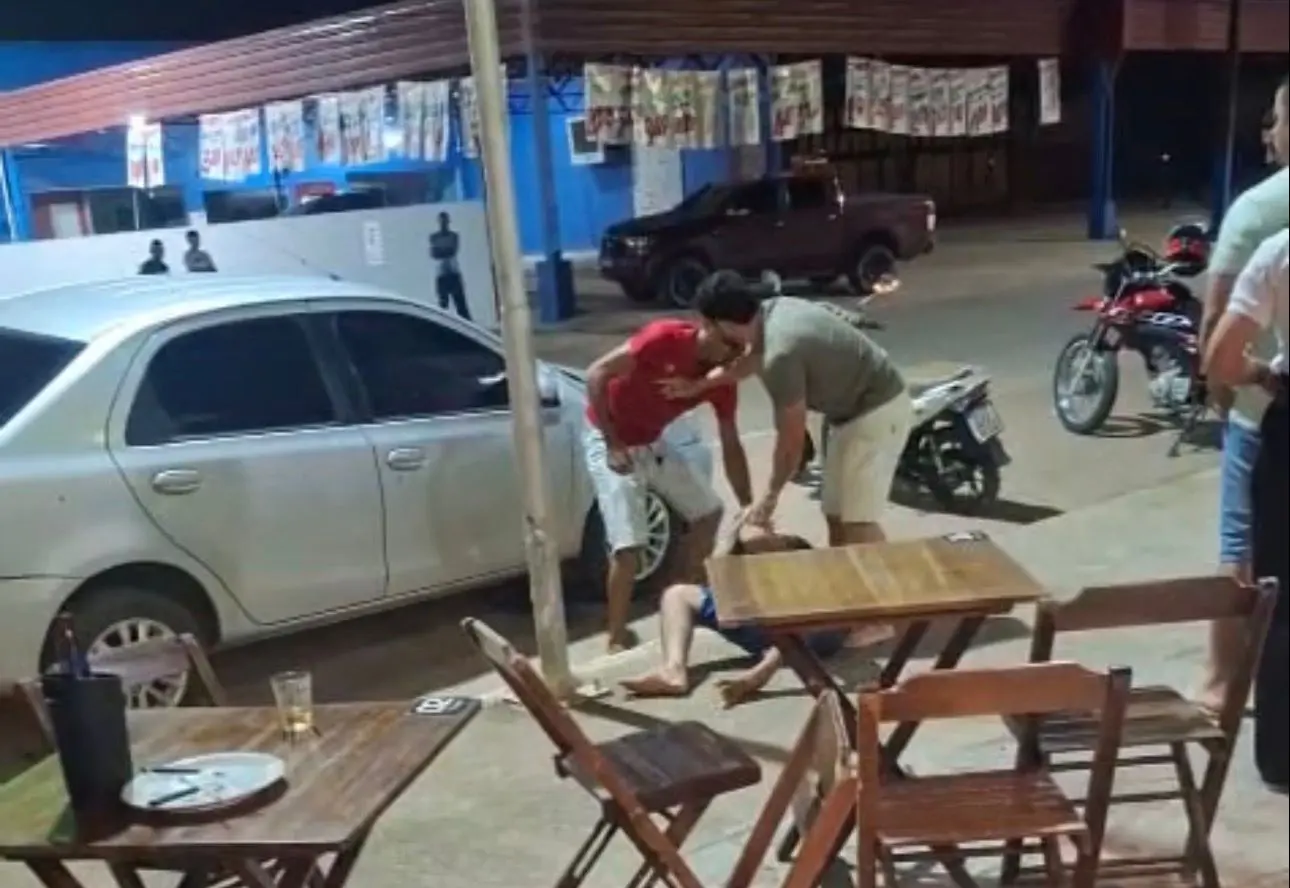 Soco pra todo lado! Briga entre jovens é registrada em estabelecimento no Acre