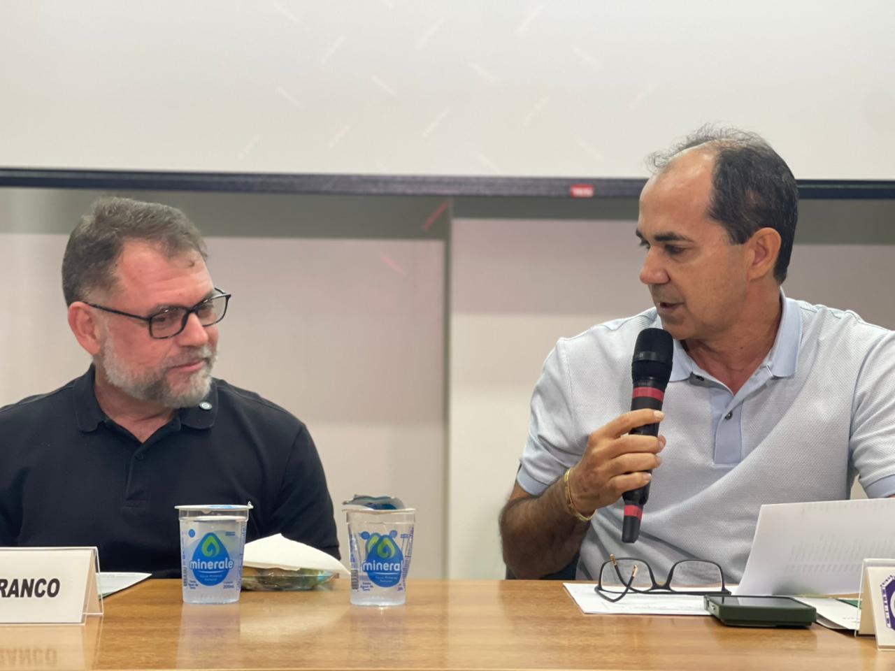 Zequinha e Alysson em evento de posse na Amac, simbolizando mudança.