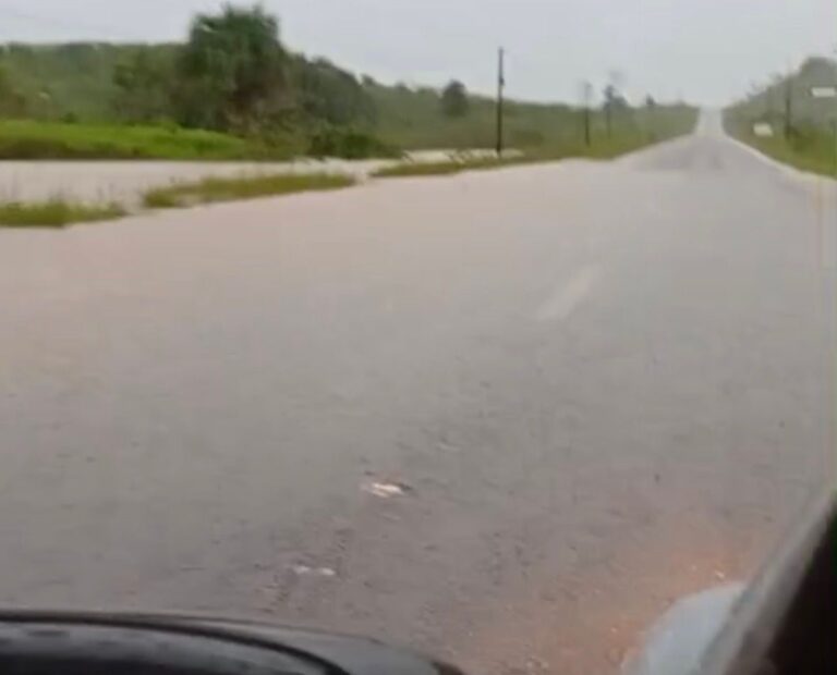 Uma garagem às margens da rodovia também ficou parcialmente submersa.