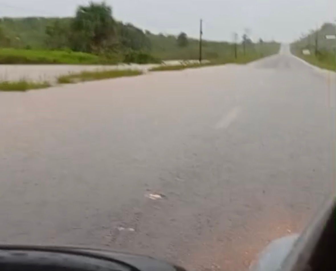 Uma garagem às margens da rodovia também ficou parcialmente submersa.