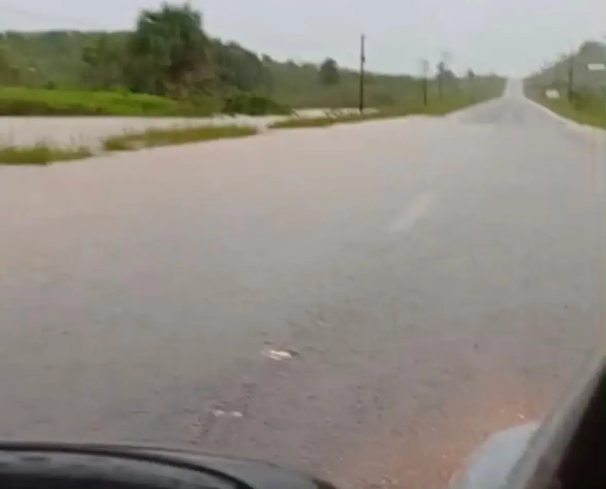 Chuva alaga trecho da BR-364 e dificulta tráfego no interior do Acre